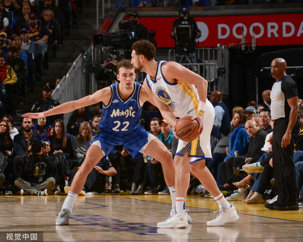 他的一举一 他的一举一