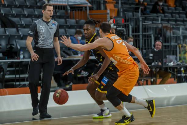 马蒂亚·维蒂已不在佛罗伦萨的计划中，这名中后卫准备重返尼斯，俱乐部正积极为其寻找新东家。 来源：著名记者斯基拉