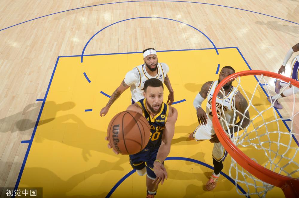 B费本场比赛数据：1点射6关键传球4解围3抢断，评分7.9